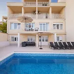 L&l With Swimming Pool And Seaview *