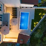 L&l With Swimming Pool And Seaview *