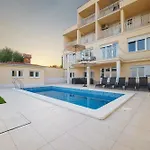 Apartment L&l With Swimming Pool And Seaview *