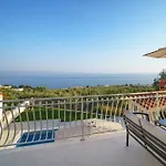 L&l With Swimming Pool And Seaview *