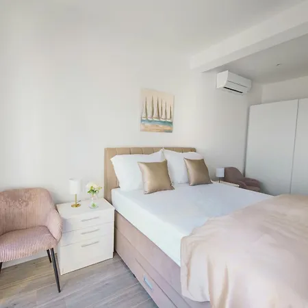 L&l With Swimming Pool And Seaview Apartment Split