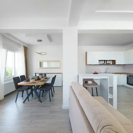 L&l With Swimming Pool And Seaview Apartment Split