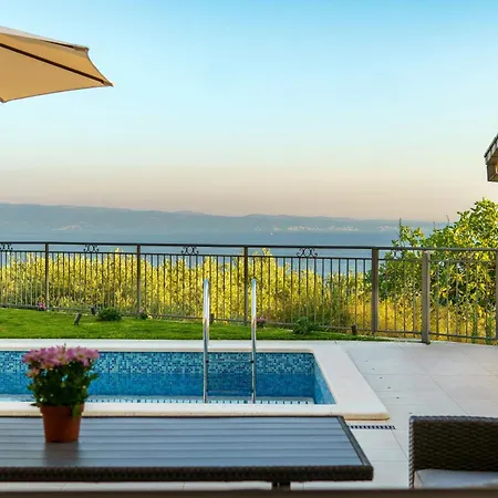 L&l With Swimming Pool And Seaview *