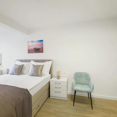 L&l With Swimming Pool And Seaview Apartment *