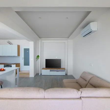 L&l With Swimming Pool And Seaview Apartment Split