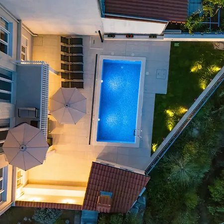 L&l With Swimming Pool And Seaview *