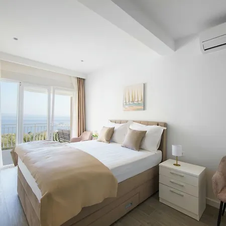 L&l With Swimming Pool And Seaview Apartment Split