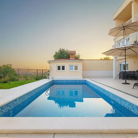 Apartment L&l With Swimming Pool And Seaview