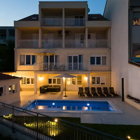 L&l With Swimming Pool And Seaview *