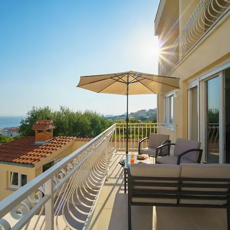 L&l With Swimming Pool And Seaview Split