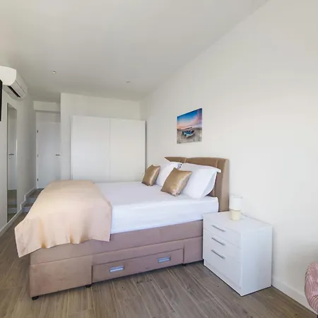 L&l With Swimming Pool And Seaview Apartment