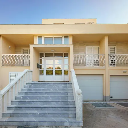 Apartment L&l With Swimming Pool And Seaview Split