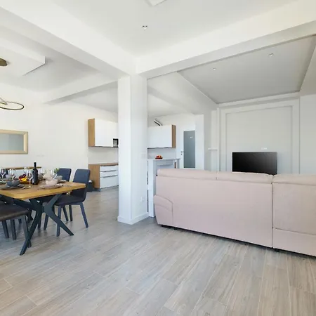 L&l With Swimming Pool And Seaview Apartment *