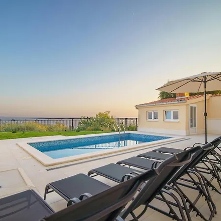 L&l With Swimming Pool And Seaview *